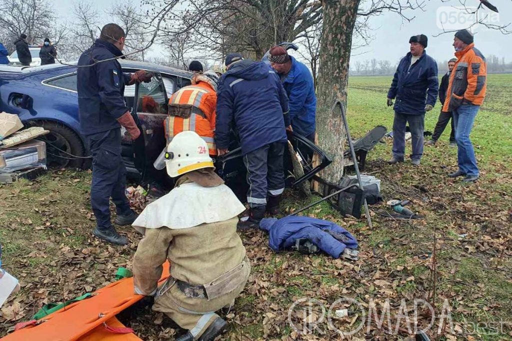 Кременчужанин на Audi A6 врізався в дерево, з машини діставали рятувальники