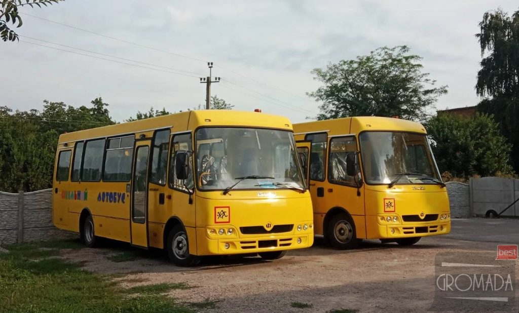 Глобинська громада отримала два нових шкільних автобуси