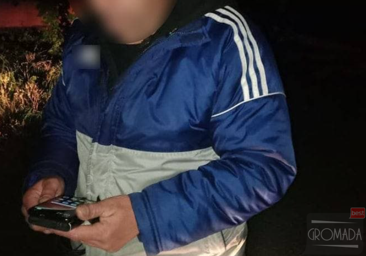 Вночі у Кременчуці спіймали чоловіка з чужим мобільним