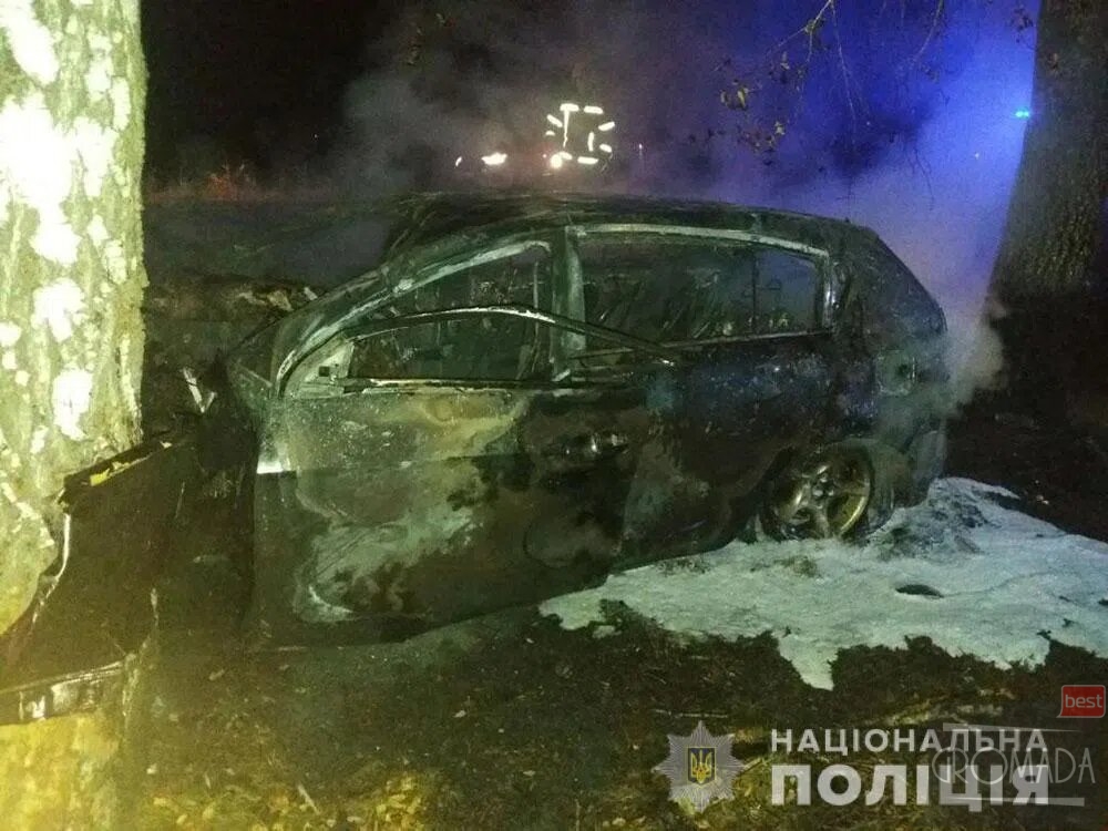 Смертельна ДТП на Полтавщині легковик зіткнувся з деревом та загорівся
