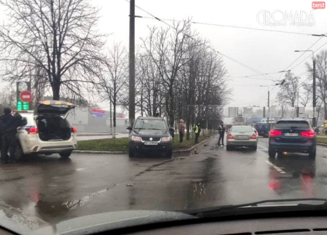 На Київській зіштовхнулись автомобілі