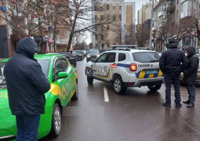 У центрі Кременчука зіштовхнулись патрульний Duster і електротаксі