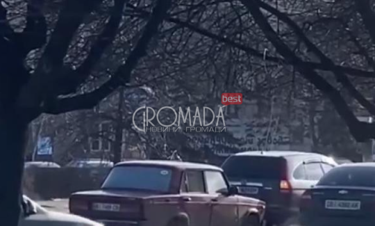 У Кременчуці неподалік заводу «Кредмаш» поцілувалися два легковики