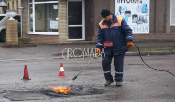Дорожники Кременчука ремонтують міські автошляхи