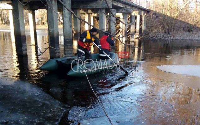 Рятувальники витягли з річки тіло чоловіка