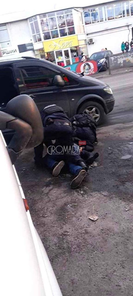 У центрі Кременчука затримали п'яних молодиків які вирішили постріляти ФОТО