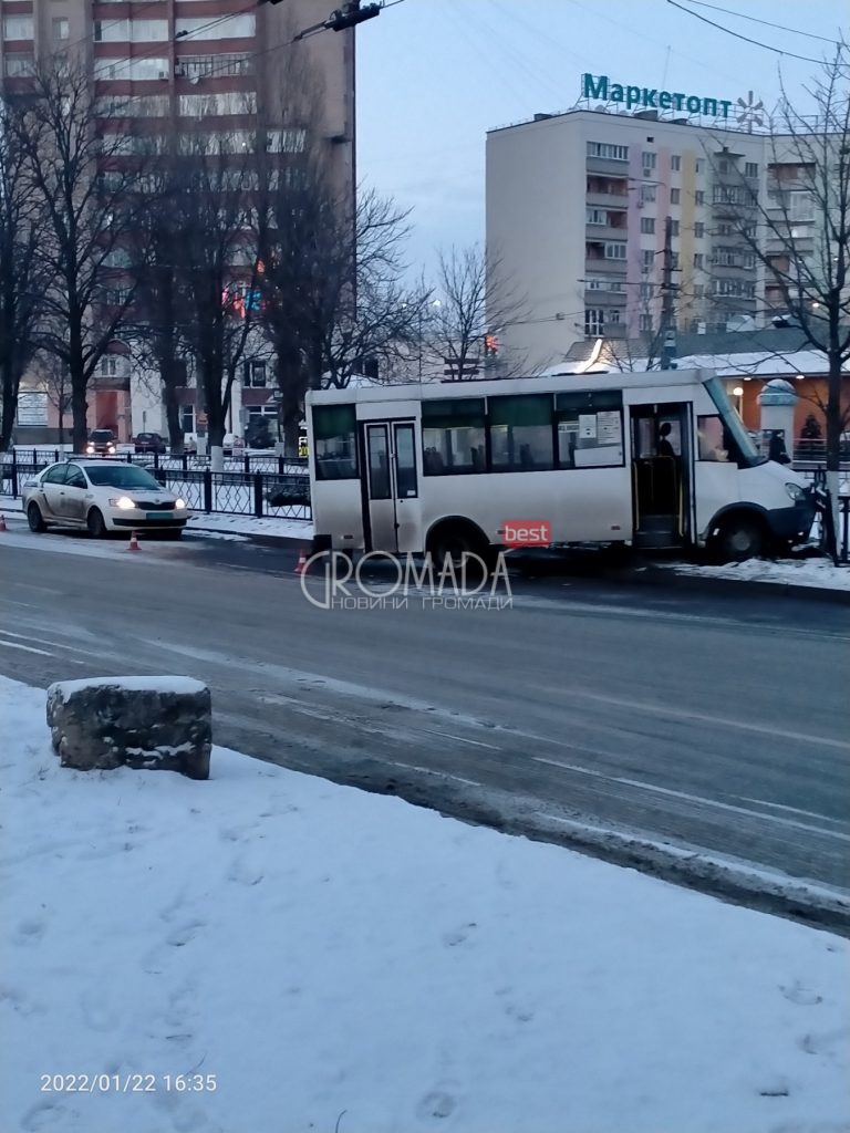 На Київській навпроти МакДональдз маршрутка врізалась в огорожу