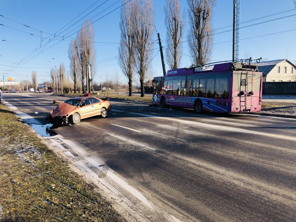У Кременчуці через ДТП з тролейбусом перекрили дорогу ФОТО