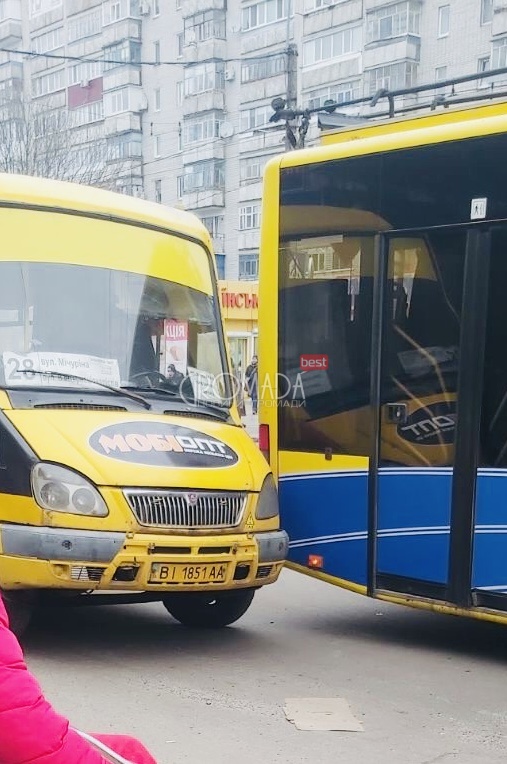 Легке ДТП на молодіжному маршрутка заділа тролейбус ФОТО