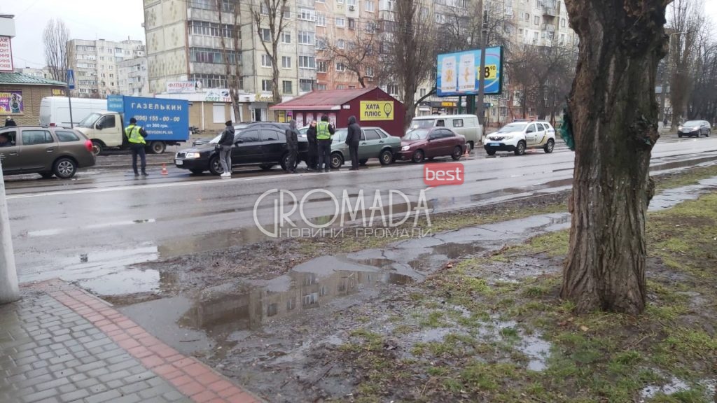У Кременчуці на молодіжному ДТП зіткнулись три автівки ФОТО