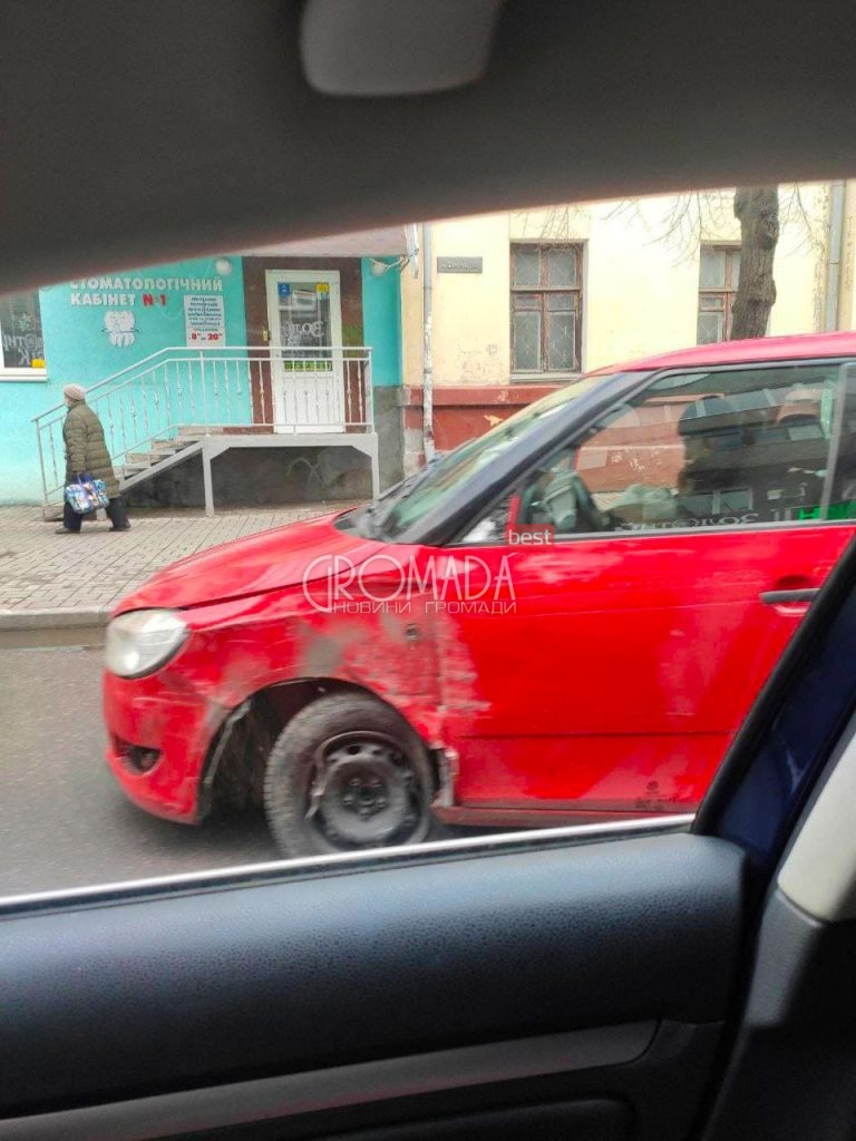 ДТП центр Кременчука в результаті у припаркованого авто вирване колесо ФОТО