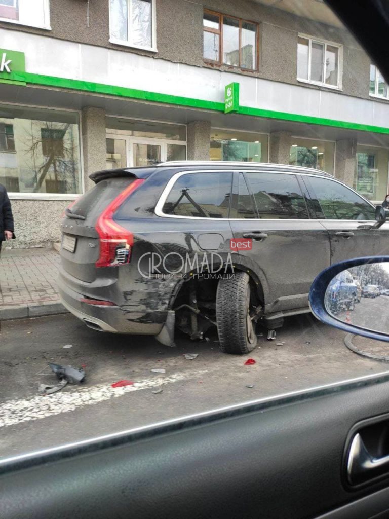 ДТП центр Кременчука в результаті у припаркованого авто вирване колесо ФОТО