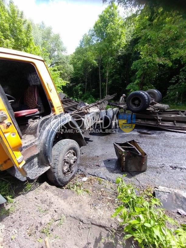 ДТП поблизу села Радалівка перекинулась вантажівка близько 30 тонн мінеральних добрив вилилось ВІДЕО