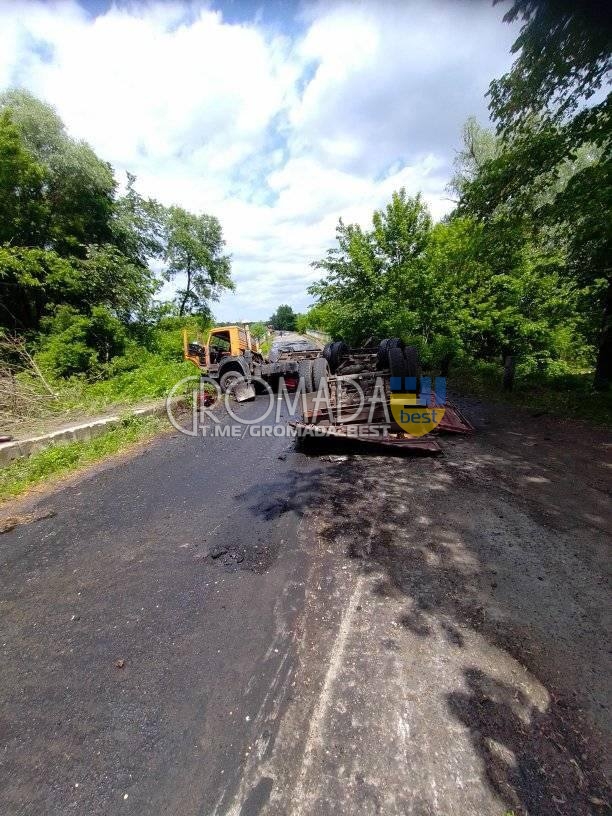 ДТП поблизу села Радалівка перекинулась вантажівка близько 30 тонн мінеральних добрив вилилось ВІДЕО