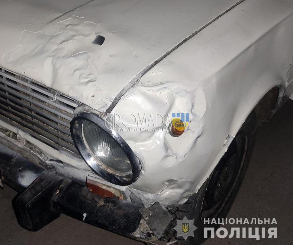 У селі Вільна Терешківка водій ВАЗ збив двох чоловіків і втік