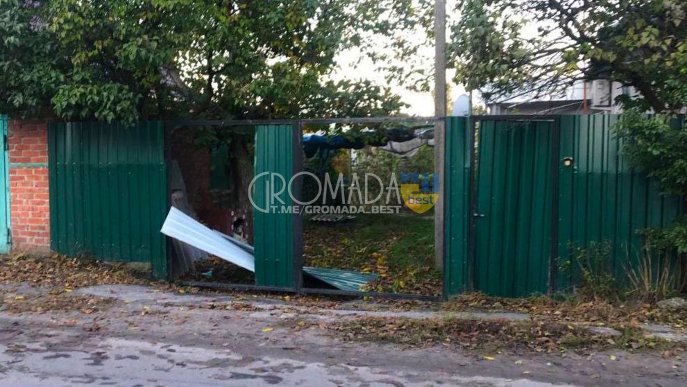 Пошкоджені будинки збитою ракетою у селі під Кременчуком будинки обстежуватиме комісія