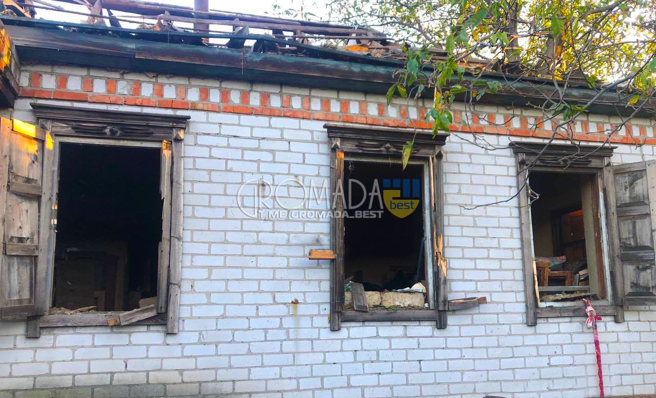 Пошкоджені будинки збитою ракетою у селі під Кременчуком будинки обстежуватиме комісія