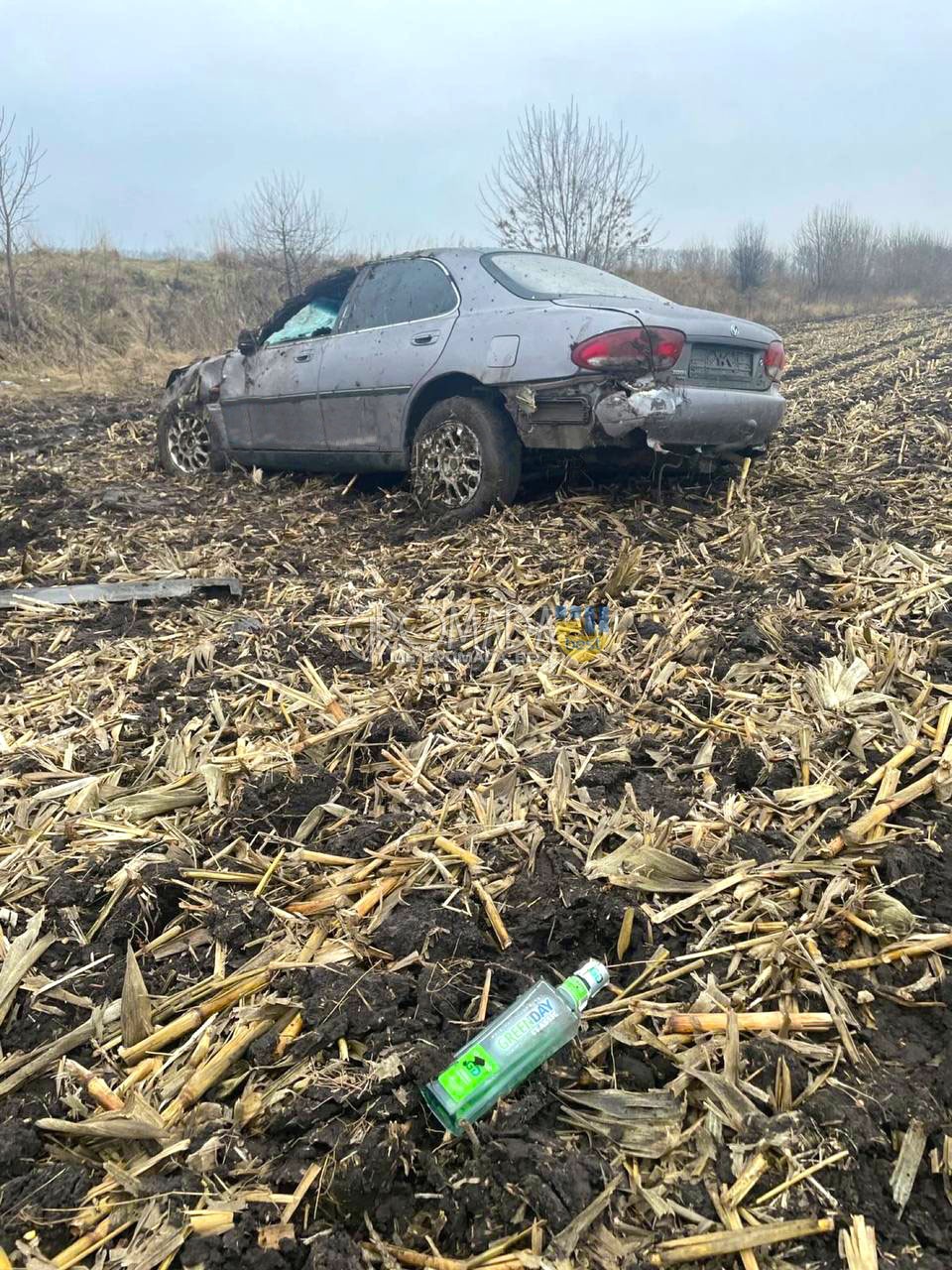 У полі біля Максимівки знайшли понівечину автівку та порожню пляшку горілки ФОТО
