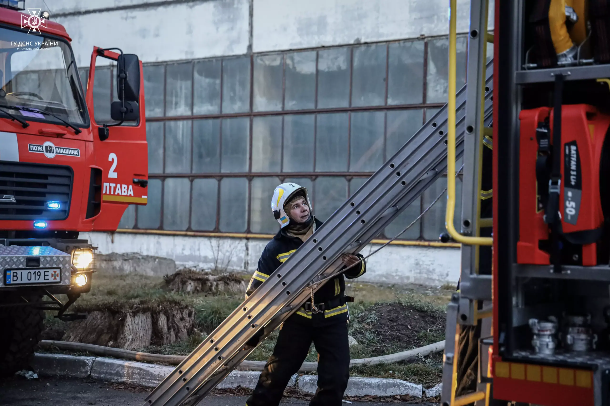 У Полтаві горів завод "Хіммаш" надзвичайники врятували 12 людей ФОТО